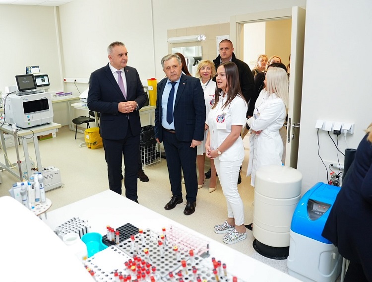 Prime Minister Minić visits Bijeljina, new laboratory in Sveti Vračevi hospital opened