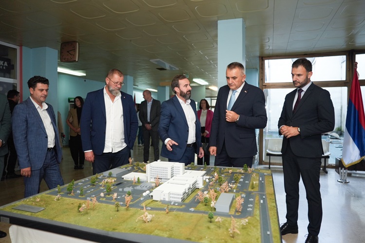 Prime Minister Minić visits dr. Mladen Stojanović Hospital in Prijedor 
