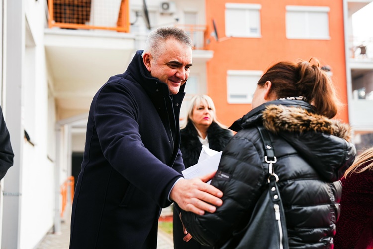 Prime Minister Minić and Minister Egić hand over the keys to 15 apartments to the families of fallen soldiers and invalids of war