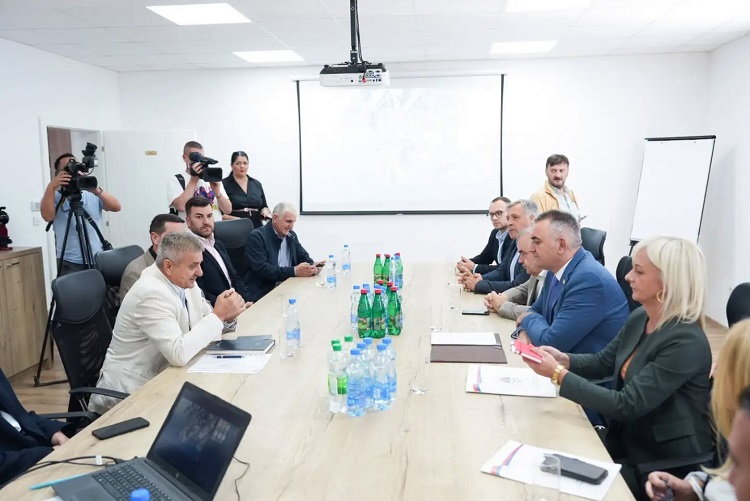 The Government will fund solving the issue of the access road toward 'PASS' company, Prime Minister Minić says