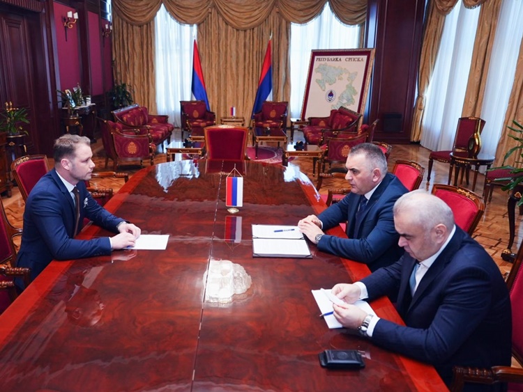 Prime Minister Minić speaks with the Mayor of Banja Luka
