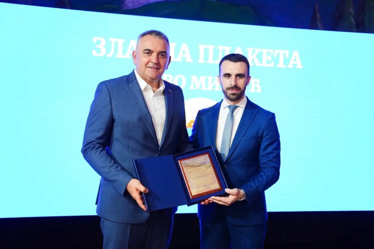 Prime Minister Minić receives the Golden Plaque of the Center for Support to the Returnees in Bosanski Petrovac