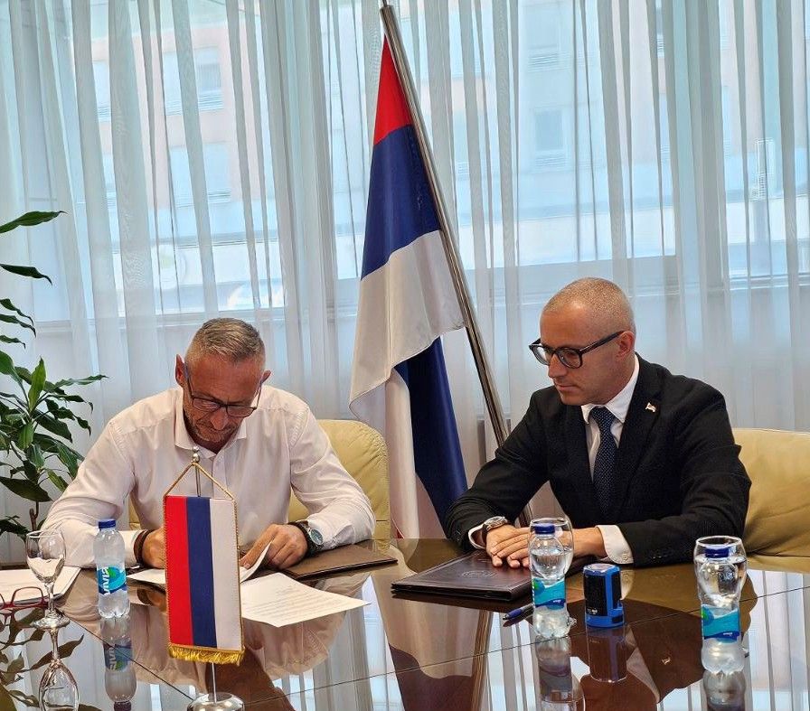 Министар Остојић и градоначелник Томаш потписали уговор о куповини пет стамбених јединица