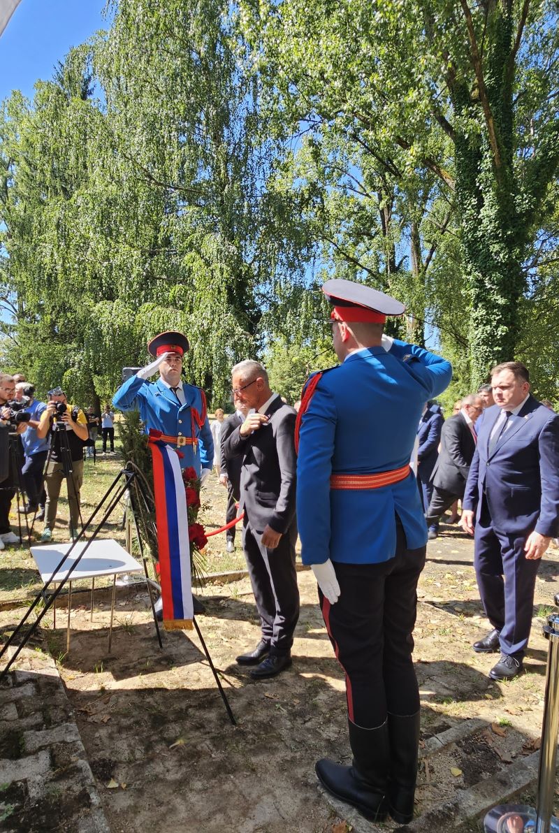 Министар Остојић одао почаст жртвама усташког злочина на Шушњару