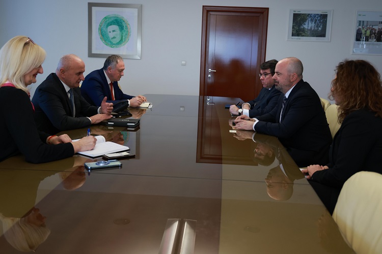 Министар Ђокић са отправником послова америчке амбасаде у БиХ Џоном Гинкелом