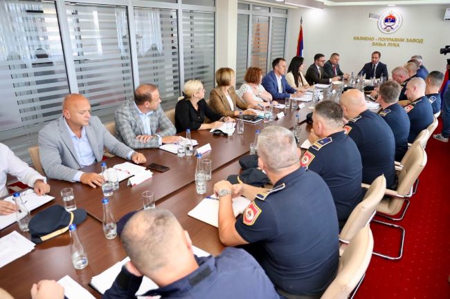 Бољи услови и већа права за припаднике служби обезбјеђења казнено-поправних завода