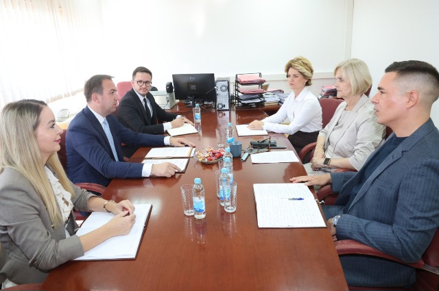 Министар Селак са тужитељком Радовић: Циљ је већа ефикасност и бољи услови рада