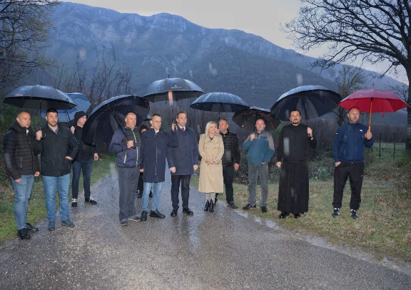 Министар Селак посјетио Србе повратнике у насељу Кути код Мостара