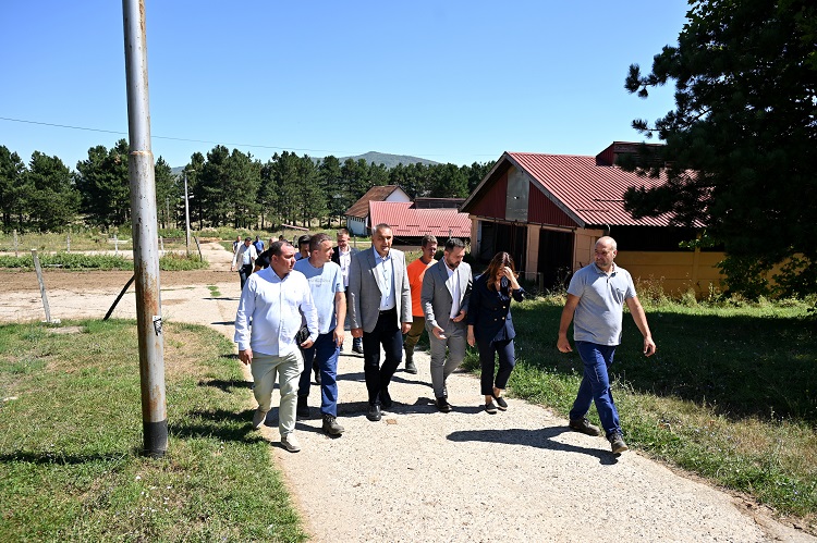 Премијер Минић на Мањачи: Снажнија подршка Центру за развој пољопривреде и нова улагања