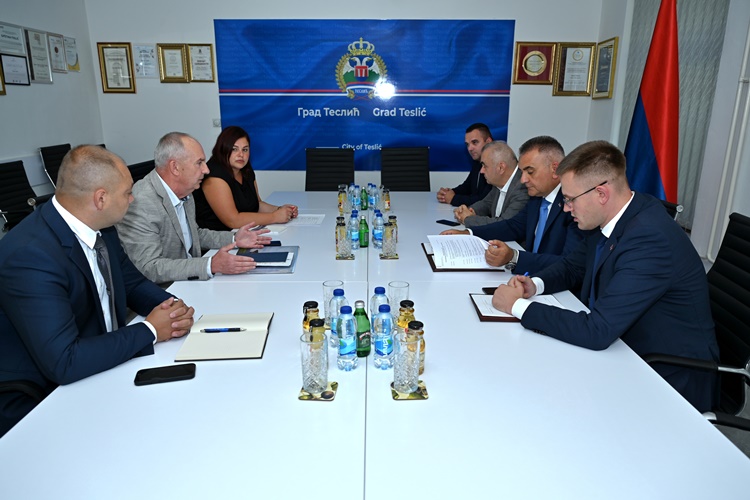 Премијер Минић посјетио Теслић: Наставак подршке даљем развоју града