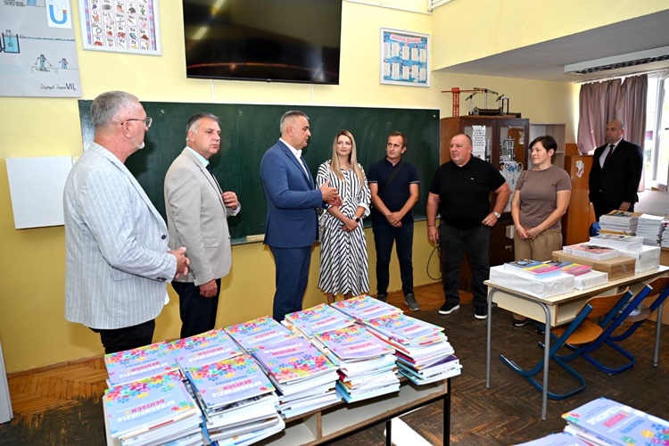 Премијер Минић посјетио ОШ „Станко Ракита“ у Бањалуци: Бесплатни уџбеници за више од 80 хиљада основаца у Републици Српској
