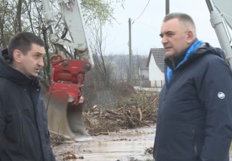 Минић обишао канале за одбрану од поплава у Пелагићеву: Влада прати стање водостаја, ситуација под контролом