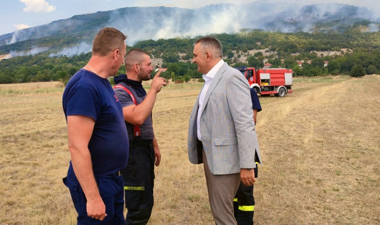 Премијер Минић обишао пожариште код Невесиња