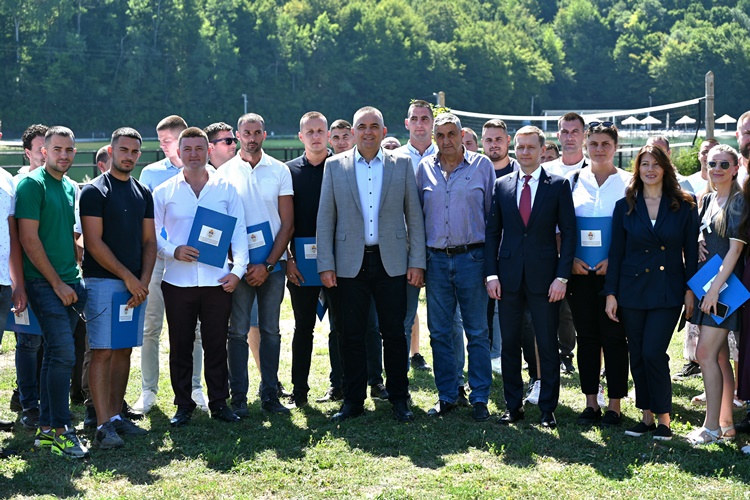 Предсједник Владе Републике Српске уручио рјешења пољопривредницима за набавку трактора 
